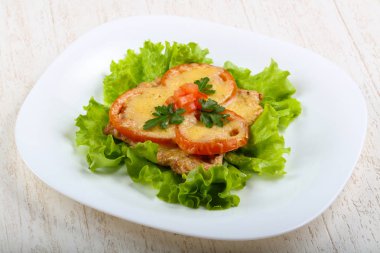 Pişmiş domates ve peynir ile domuz eti