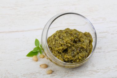 Pesto sos kabın içinde 
