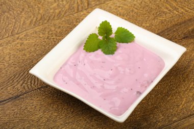 Yaban mersini ile etkili yoğurt