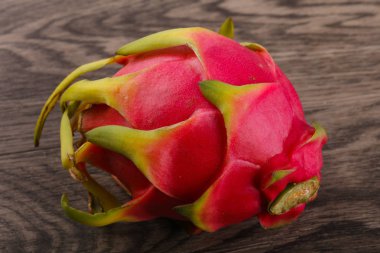 tropik ejderha meyvesi