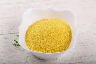 Kabın içinde ham kuskus 