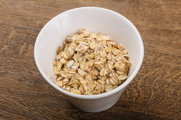 Kabın içinde çiğ yulaf ezmesi 