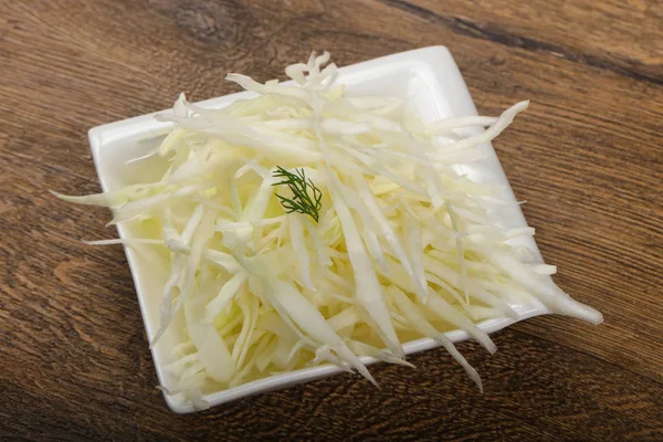 Kabın içinde rendelenmiş lahana 