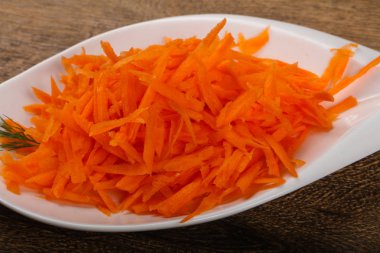 Kabın içinde rendelenmiş havuç