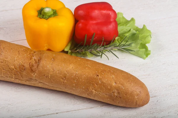 Skorpan baguette med grönsaker — Stockfoto