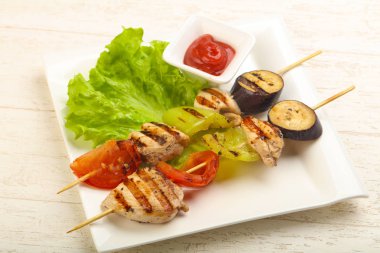 Tavuk ve sebze şiş