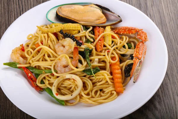 Délicieux spaghettis aux fruits de mer — Photo