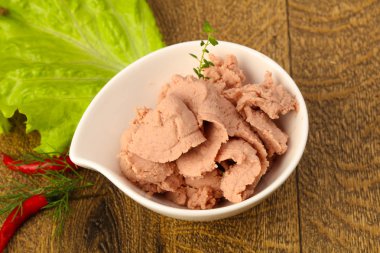 Kabın içinde karaciğer pasta