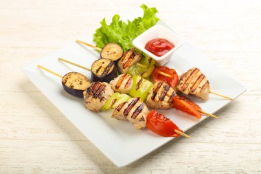 Tavuk ve sebze şiş