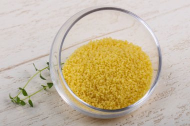 Kabın içinde ham kuskus 