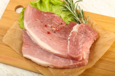 pişmemiş domuz biftek