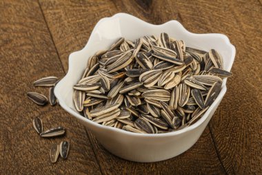 Kabın içinde ayçiçeği tohumu 