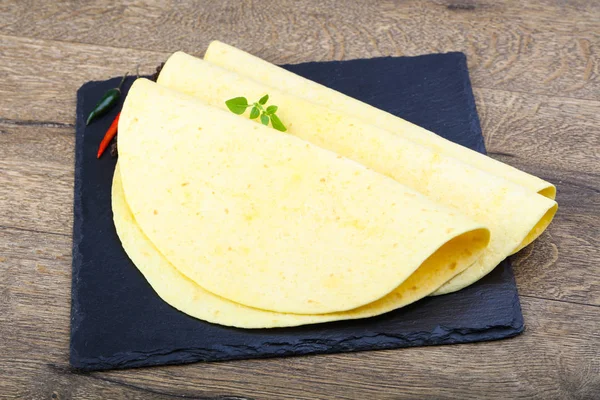 Tortilla sullo sfondo di legno — Foto Stock