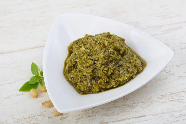 A tálban pesto szósszal — Stock Fotó