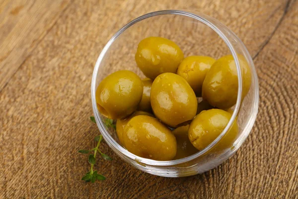 Aceitunas rellenas en el bol —  Fotos de Stock