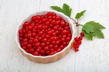 Kabın içinde kırmızı kuş üzümü