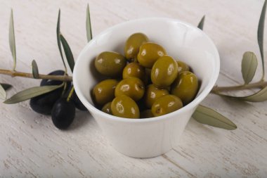 kabın içinde yeşil zeytin