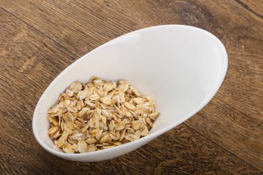 Kabın içinde çiğ yulaf ezmesi