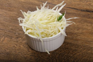 Kabın içinde rendelenmiş lahana