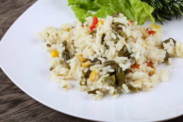Варений рис з овочами — стокове фото