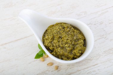 Pesto sos kabın içinde