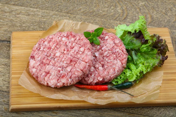 Kotlety z surowego burger — Zdjęcie stockowe