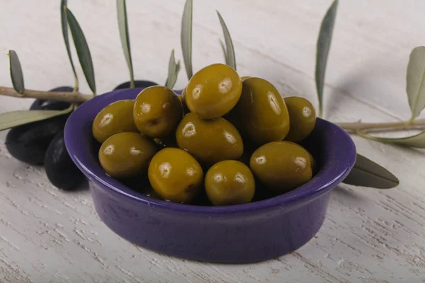 Зелені оливки в мисці — стокове фото