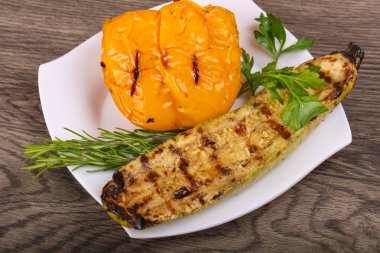 Kızarmış kabak biber ile