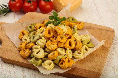 Pişmemiş makarna tortellini