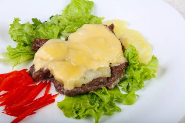 Ananas ve peynir soslu domuz eti