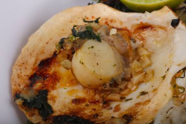 Ispanak ile pişmiş tarak