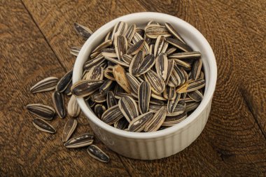 Kabın içinde ayçiçeği tohumu