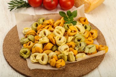 Pişmemiş makarna tortellini