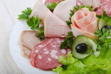 Sosis ve et karışımı