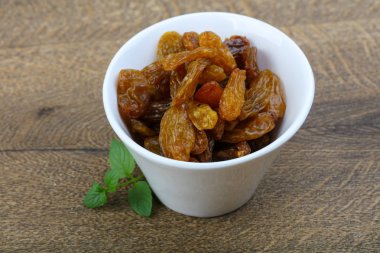 Kabın içinde tatlı kuru üzüm