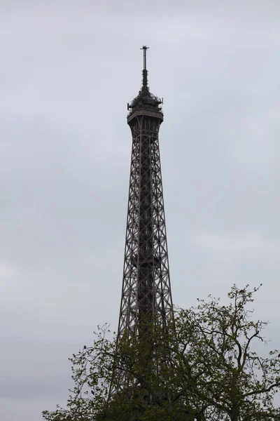 曇りの日のエッフェル タワー — ストック写真