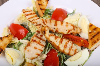 Tavuklu Sezar salatası