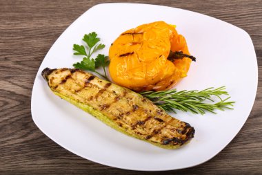 Kızarmış kabak biber ile