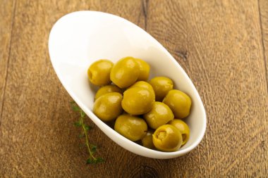 Kabın içinde dolma zeytin 