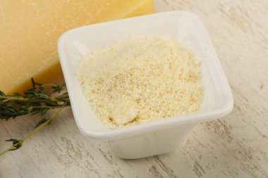 Parmesan peyniri rendesi
