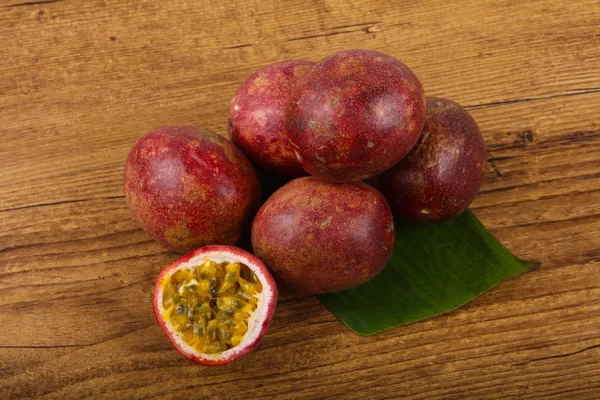 Tropikal ünlü tutku meyve