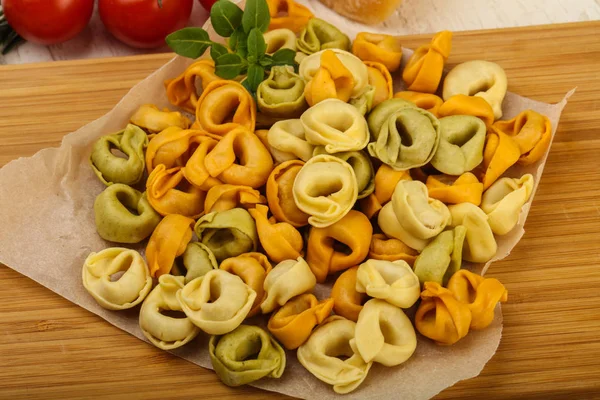 Rohe Pasta-Tortellini — Stockfoto