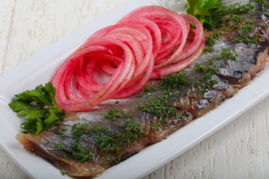 Ringa balığı turşusu soğan ile