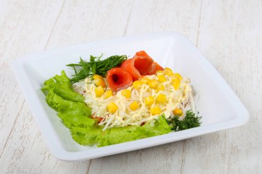 lezzetli salata somon ile