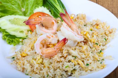 Karides ile kızarmış pirinç