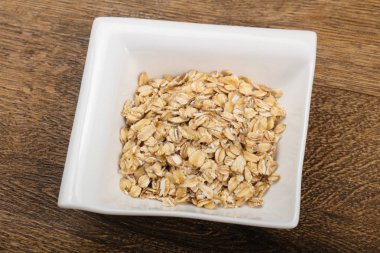 Kabın içinde çiğ yulaf ezmesi