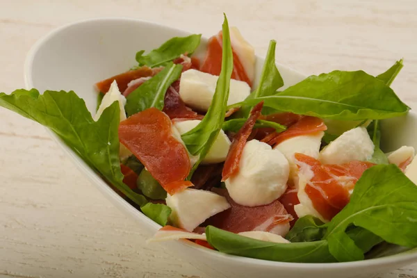 Délicieuse salade avec viande de prosciutto — Photo