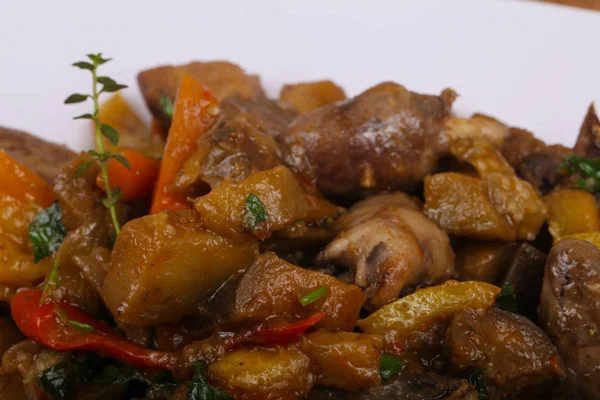 Corazones de pollo con verduras — Foto de Stock