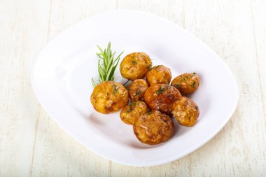 Genç fırında patates