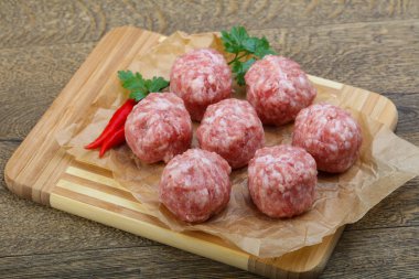 Doğrama kurulu üzerinde çiğ köfte